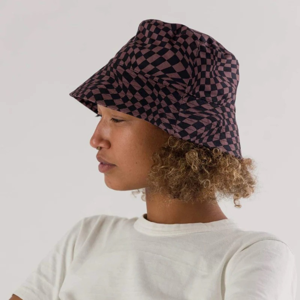 BAGGU trippy checker bucket hat